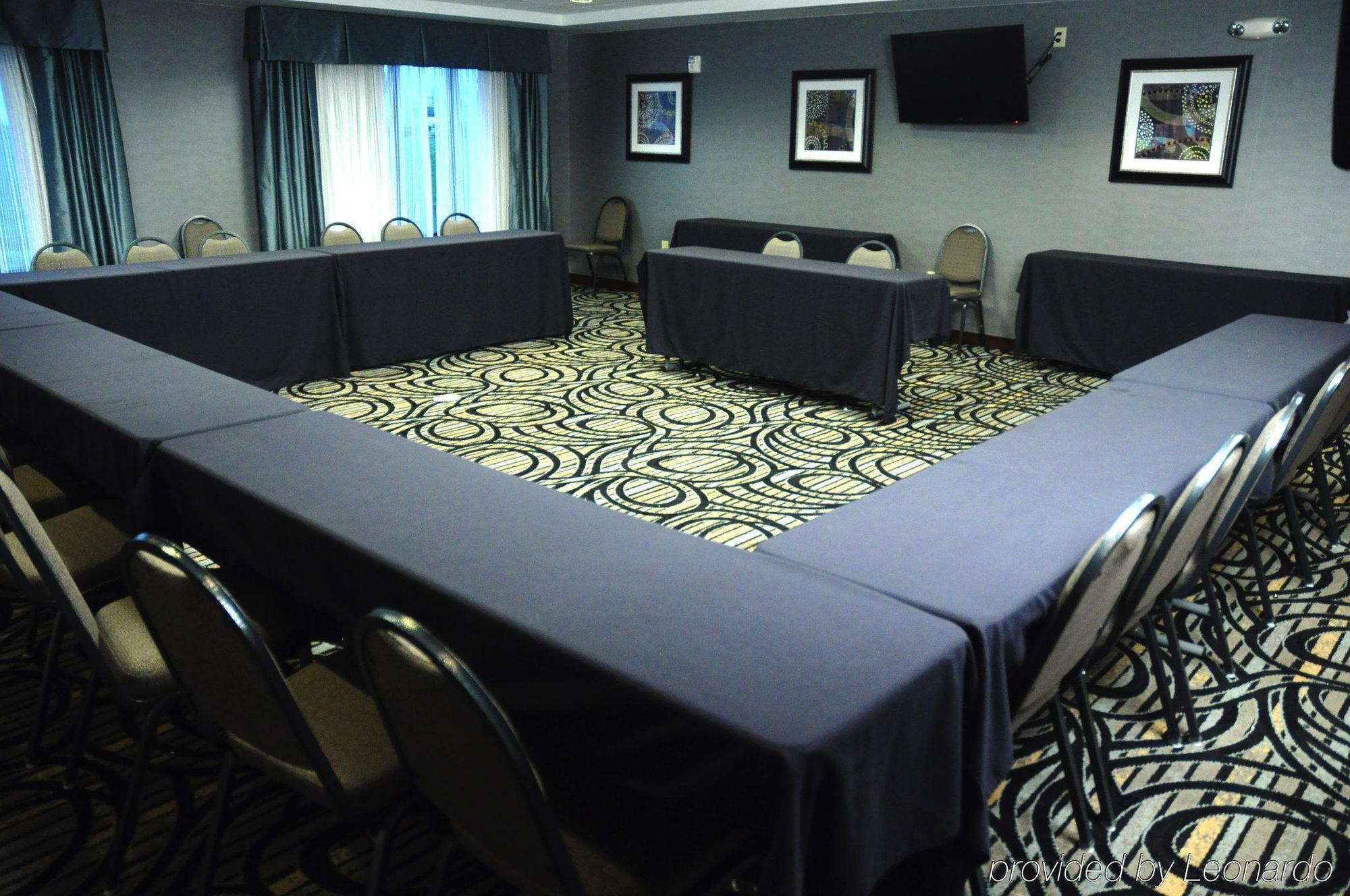 Holiday Inn Express & Suites Greenfield By Ihg Exterior foto
