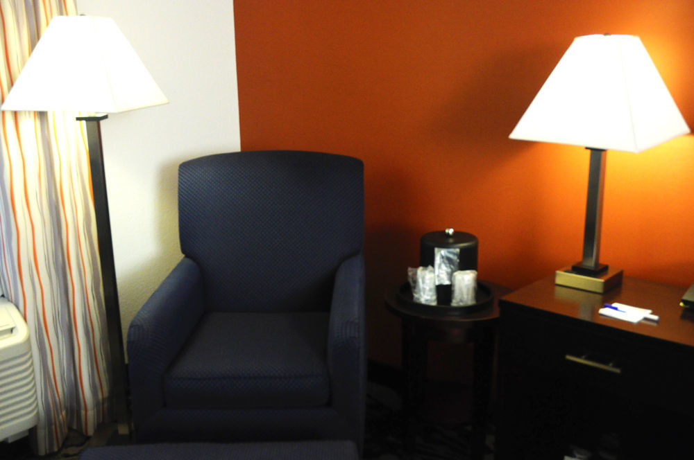 Holiday Inn Express & Suites Greenfield By Ihg Exterior foto