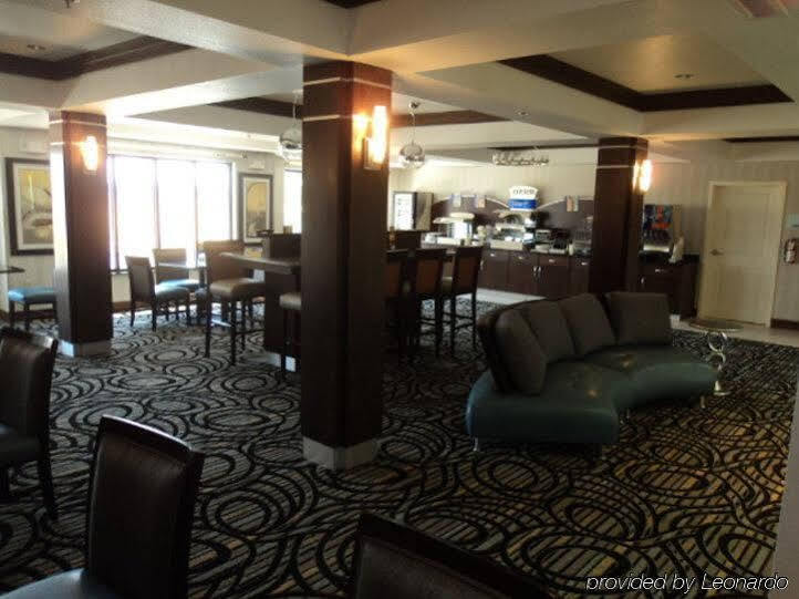 Holiday Inn Express & Suites Greenfield By Ihg Exterior foto